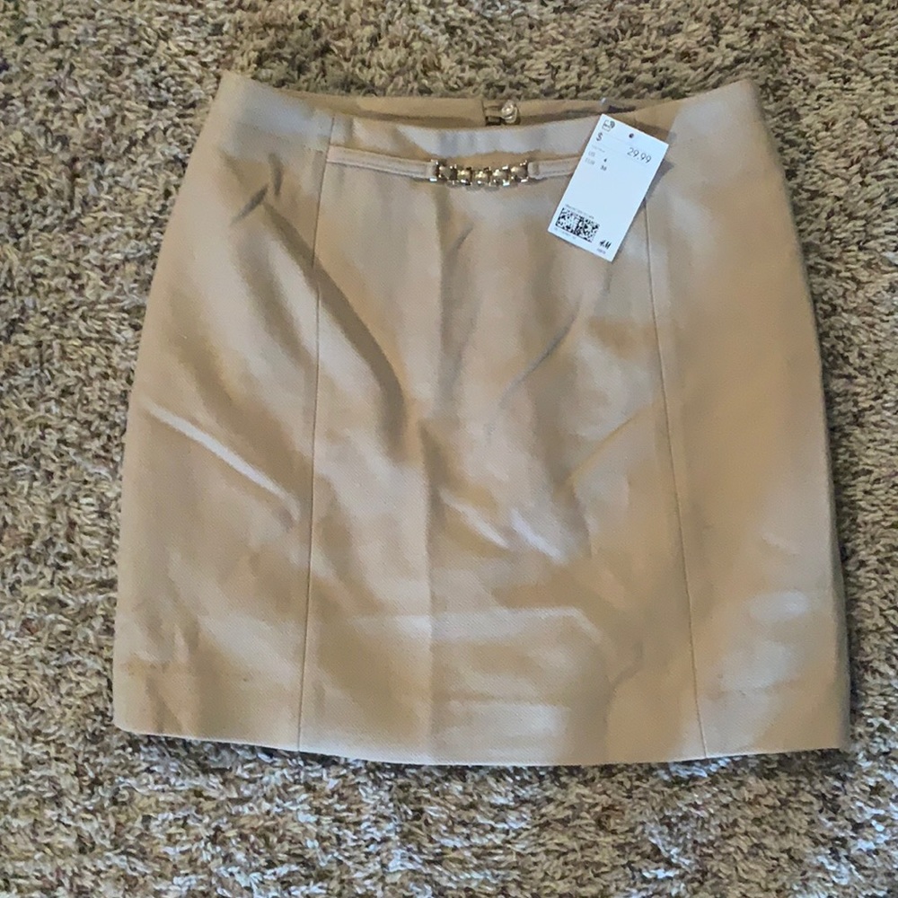 Tan H&M skirt with chain NWT